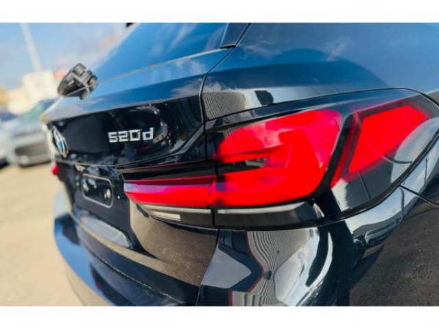 BMW SERIE 5 TOURING M-Sport 520d 190cv + Toit ouvrant panoramique + Driving Assistant + ACC avec Stop&Go